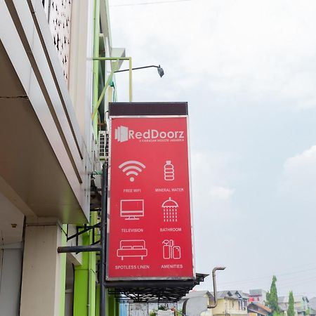 Reddoorz Plus Near Living Plaza Jababeka Cikarang Eksteriør billede