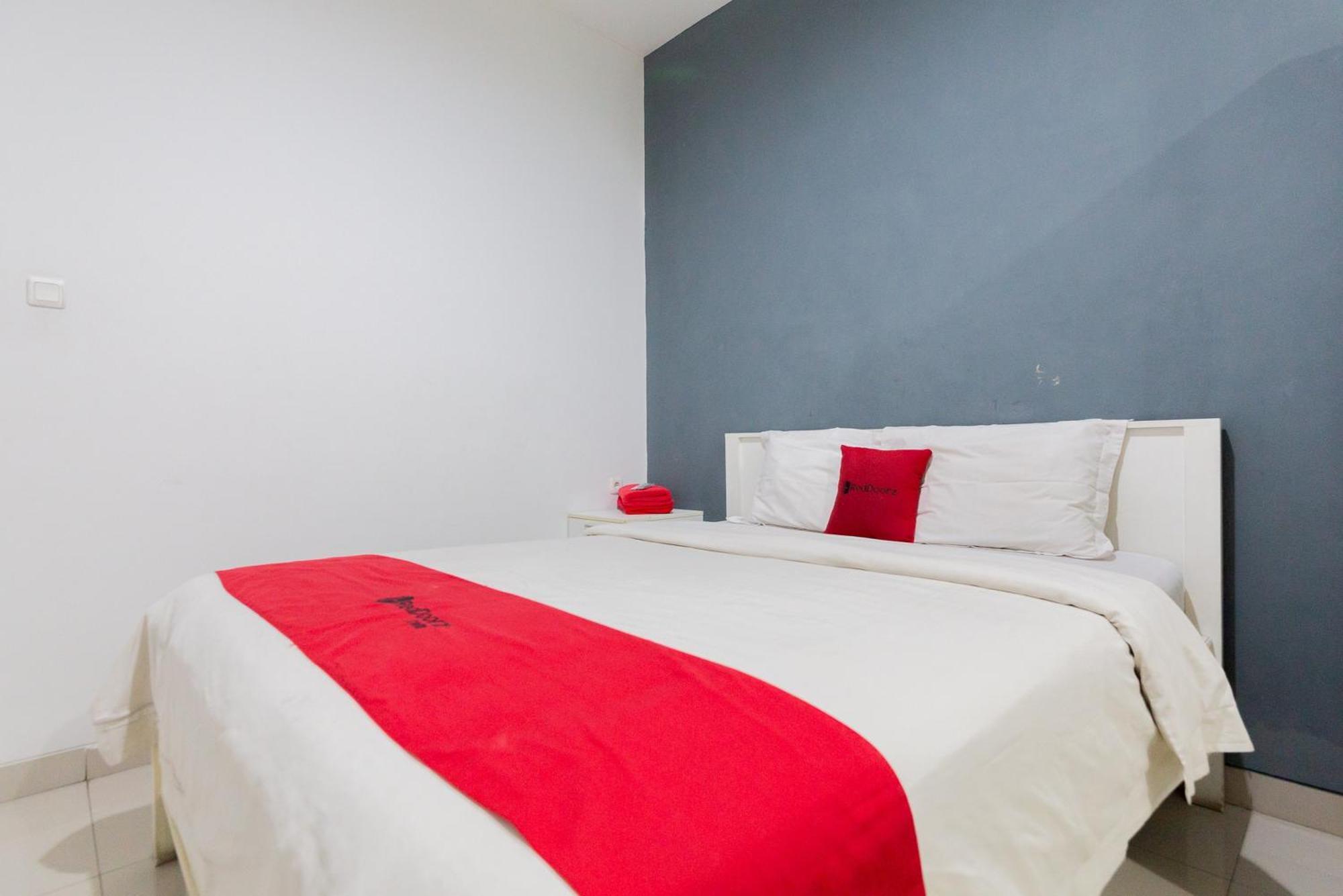 Reddoorz Plus Near Living Plaza Jababeka Cikarang Eksteriør billede