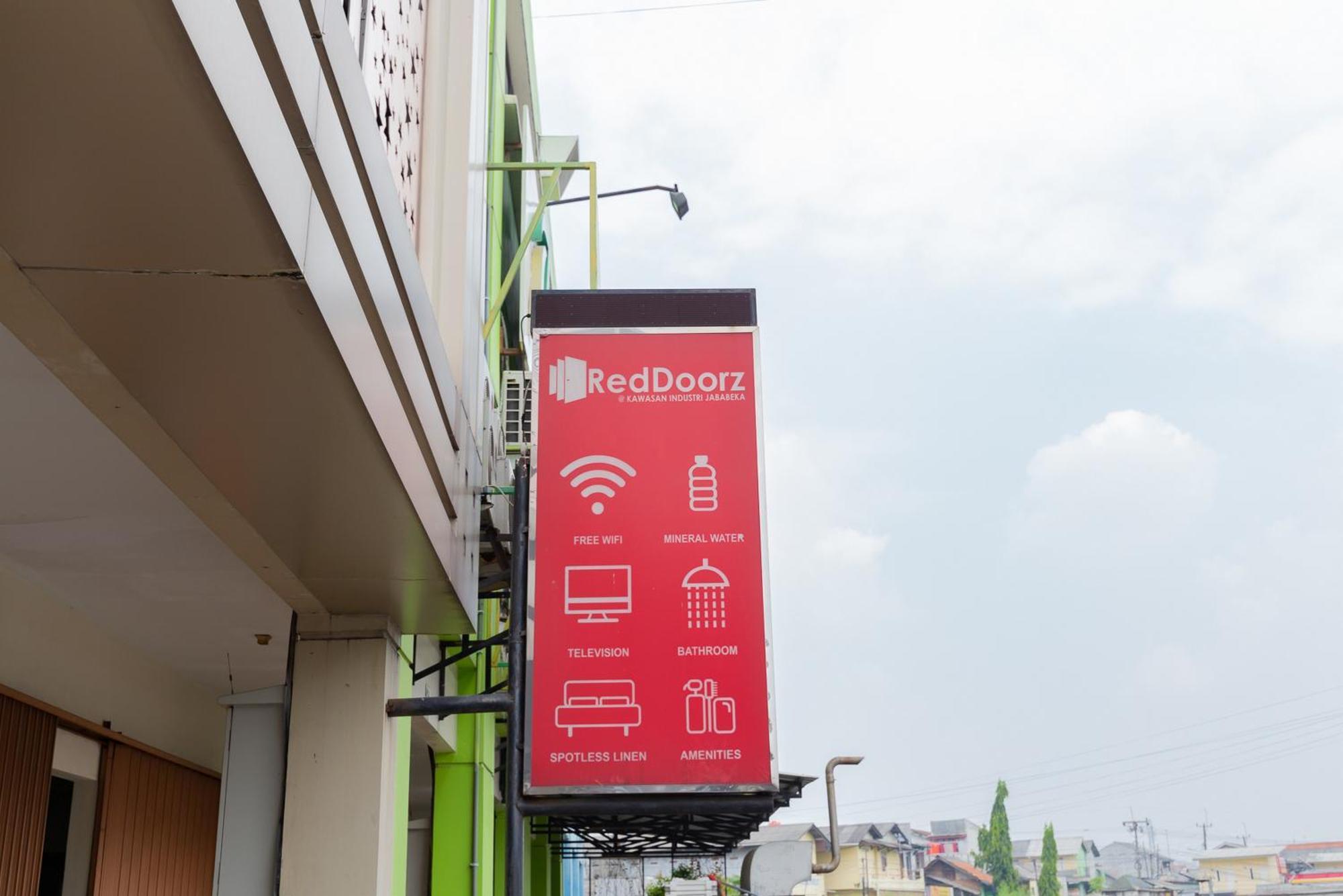 Reddoorz Plus Near Living Plaza Jababeka Cikarang Eksteriør billede