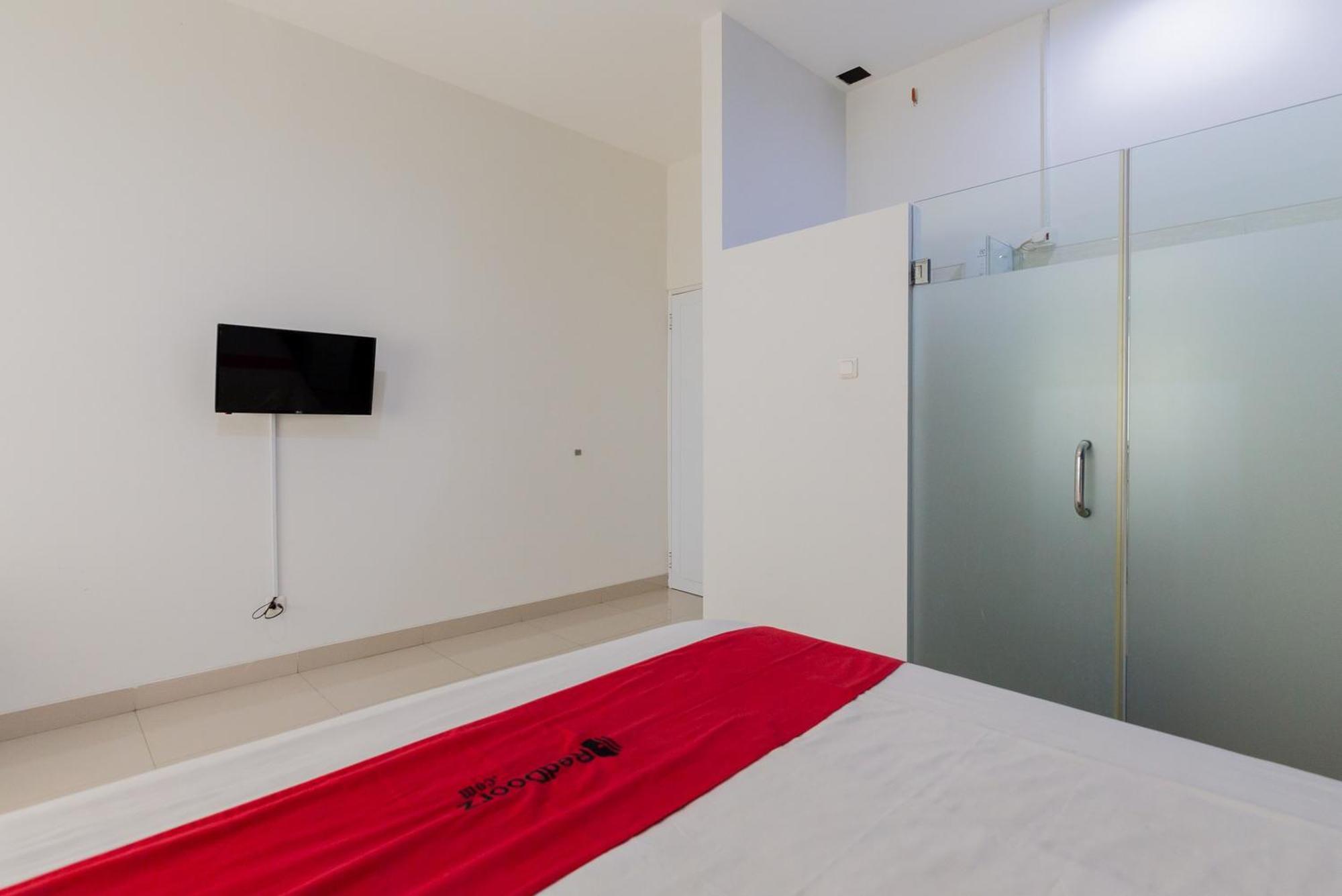 Reddoorz Plus Near Living Plaza Jababeka Cikarang Eksteriør billede