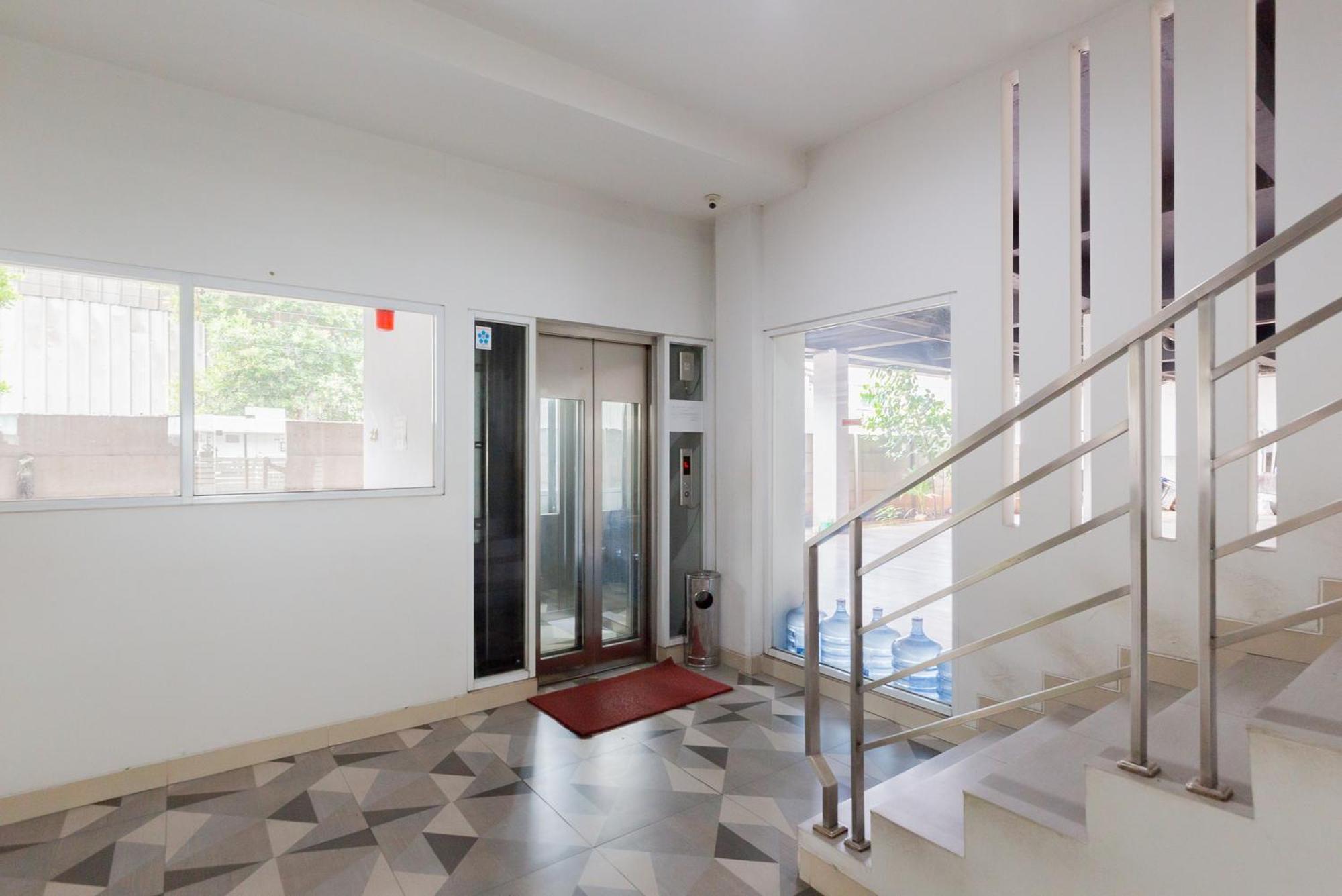 Reddoorz Plus Near Living Plaza Jababeka Cikarang Eksteriør billede