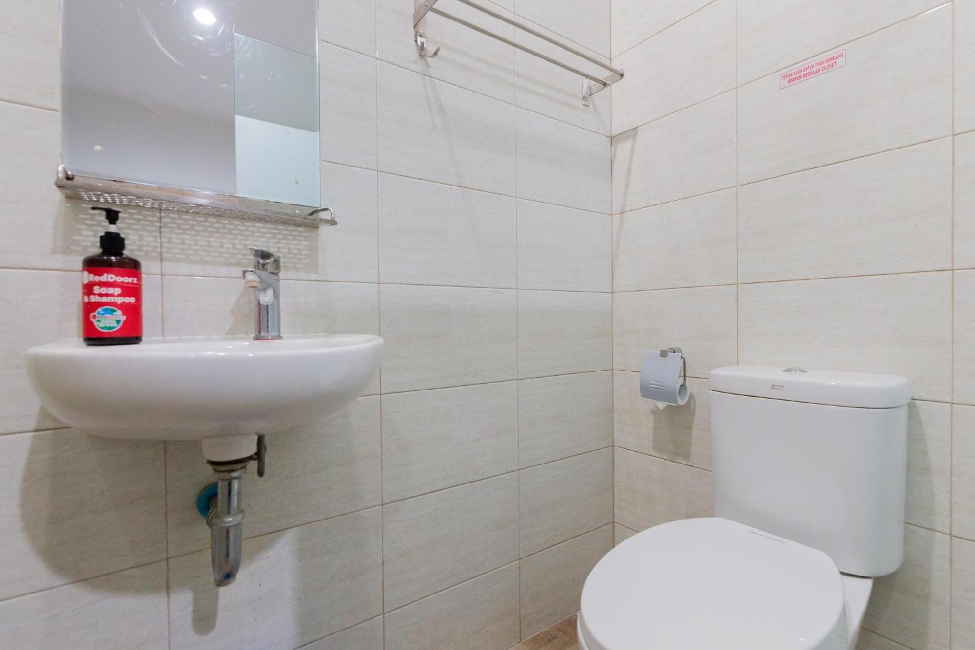 Reddoorz Plus Near Living Plaza Jababeka Cikarang Eksteriør billede