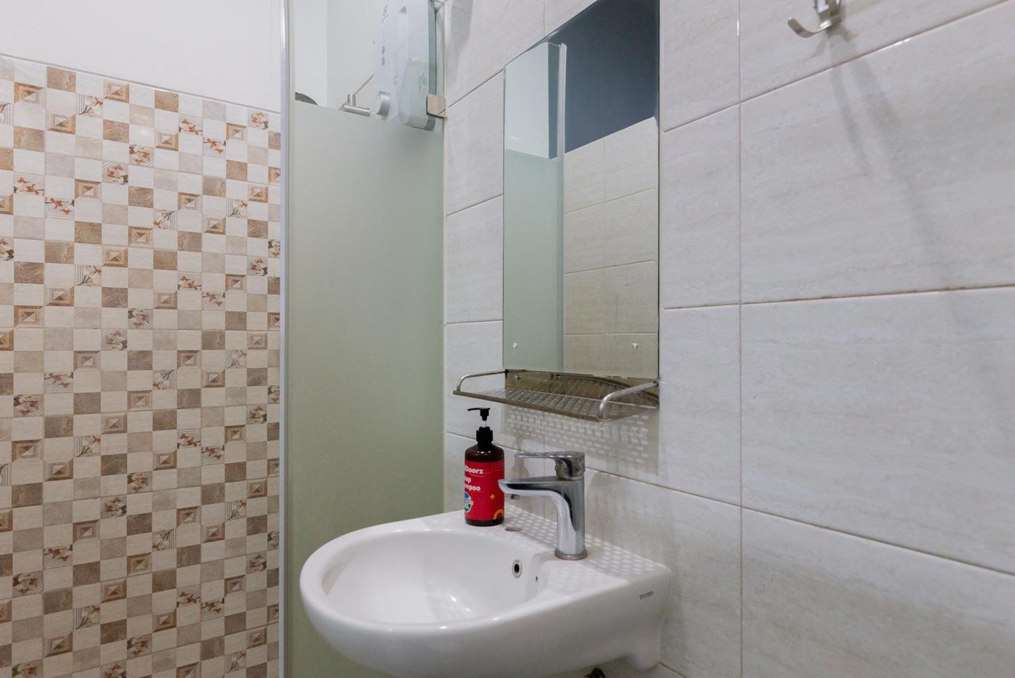 Reddoorz Plus Near Living Plaza Jababeka Cikarang Eksteriør billede