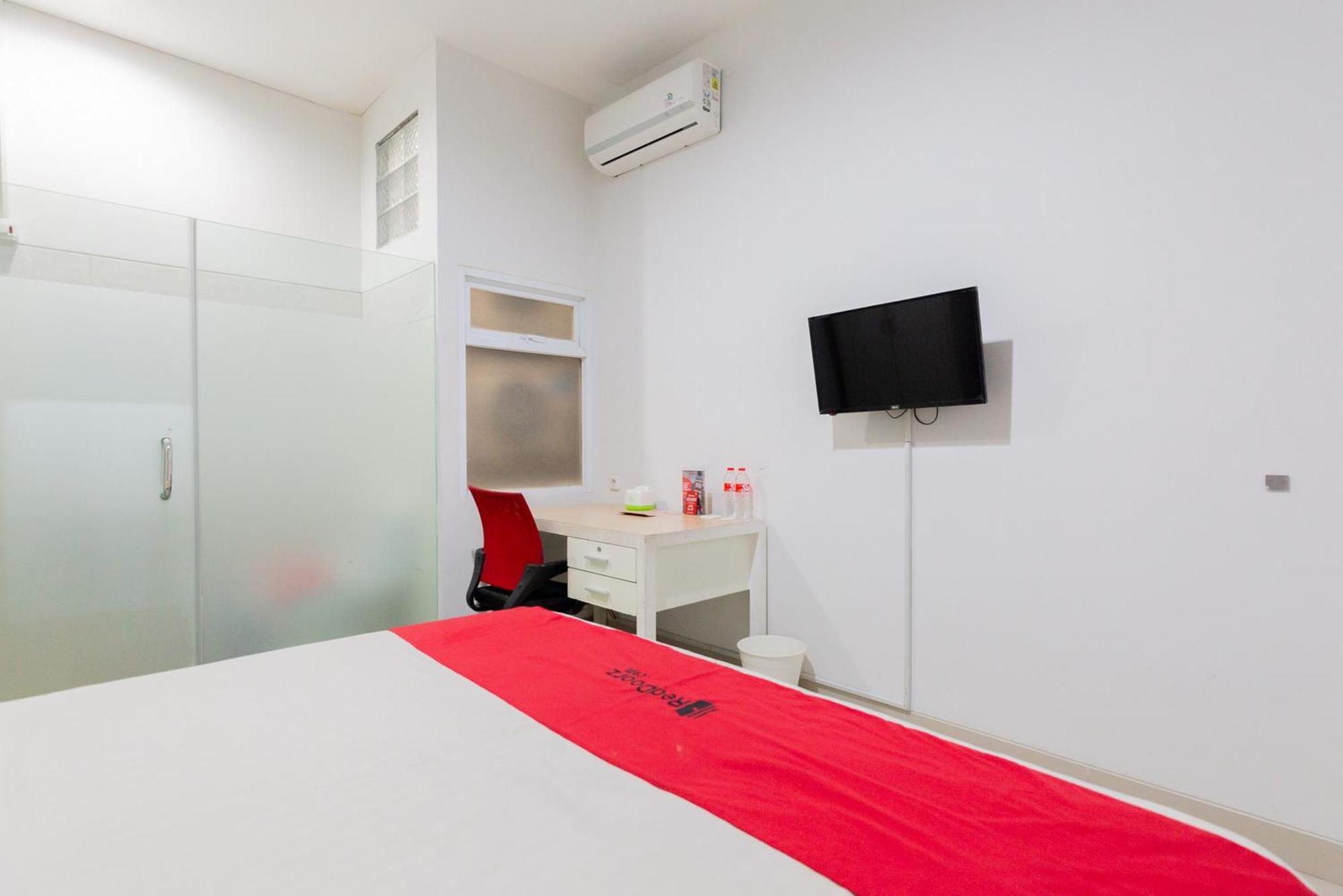 Reddoorz Plus Near Living Plaza Jababeka Cikarang Eksteriør billede