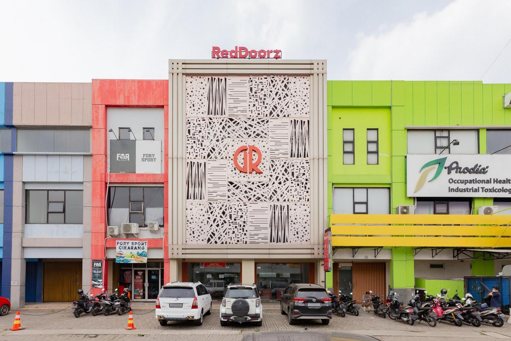 Reddoorz Plus Near Living Plaza Jababeka Cikarang Eksteriør billede