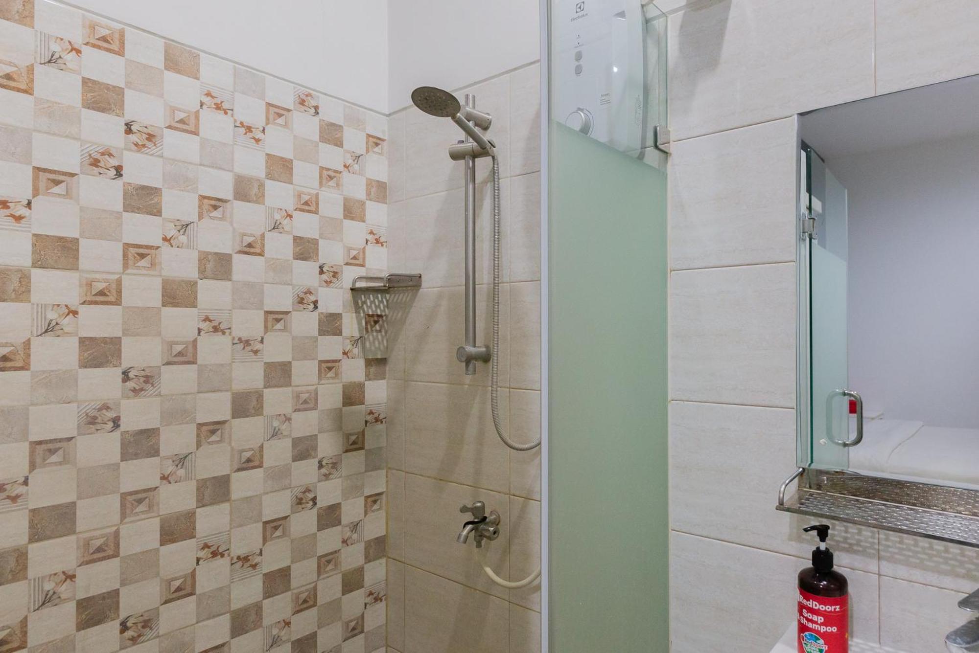 Reddoorz Plus Near Living Plaza Jababeka Cikarang Eksteriør billede